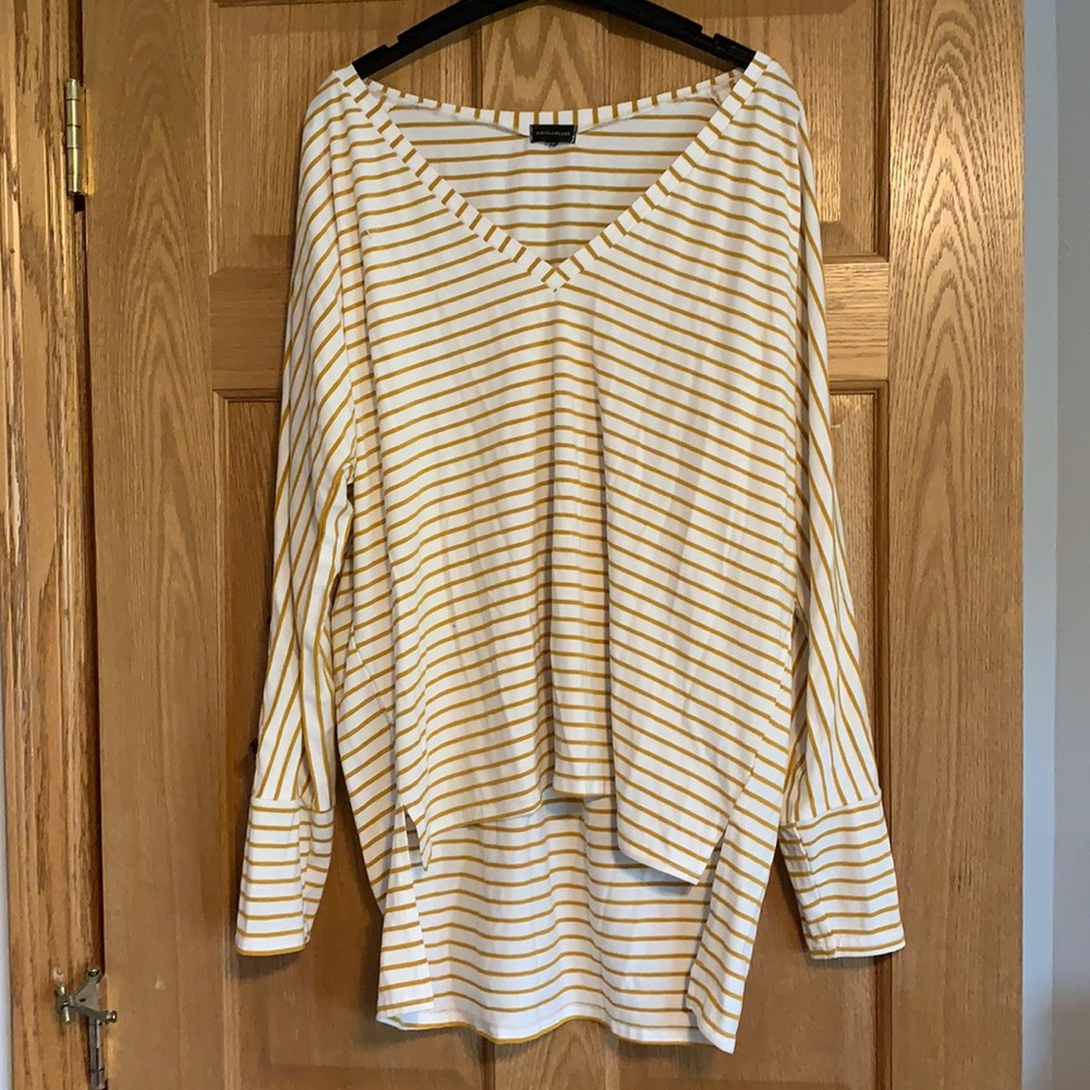 Buckle black high low shirt- so comfy!
